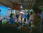 ลงพื้นที่ตลาดสดเทศบาลตำบลหัวไทรหาข้อมูลคนที่เป็น กลุ่มเสี่ยง