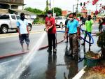 พนักงานเทศบาลตำบลหัวไทรฉีดล้างทำความสะอาดถนนฝั่งตะวันออกหมู่