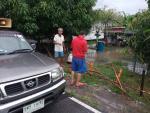 ลงพื้นที่แก้ไขปัญหาน้ำท่วมขังบ้านชาวบ้าน